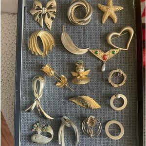 Lot of vintage to modern brooches